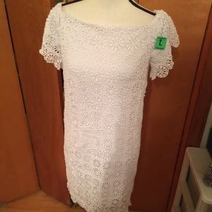 White lace short sleeved dress